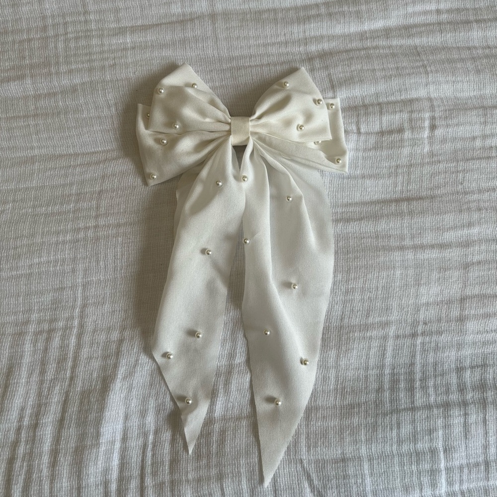 Elegant White Pearl-Embellished Hair Bow